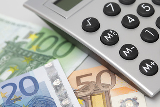 Das Bild zeigt Geldscheine und einen Taschenrechner (Symbolbild). (verweist auf: Bankenangehörige Leasing- oder Factoringinstitute)
