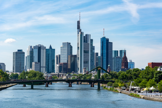 Abbildung der Skyline von Frankfurt am Main als visuelles Symbol für die Bankenabgabe (verweist auf: Bankgeschäfte)