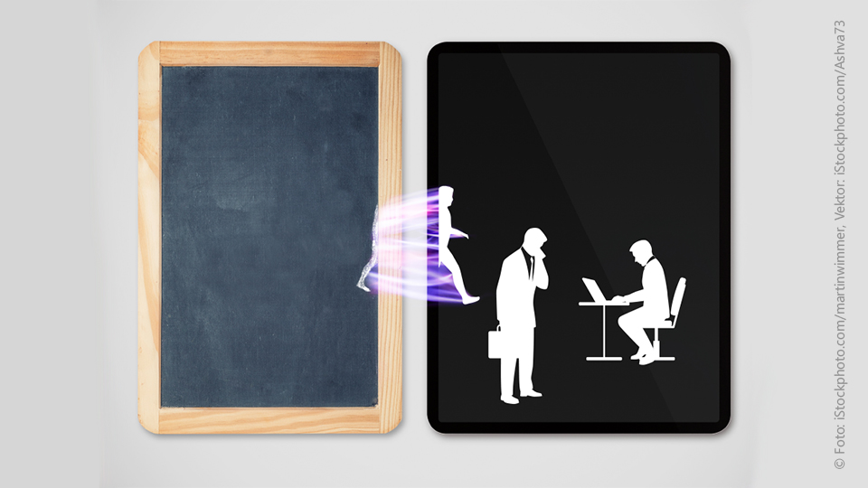 Das Bild symbolisiert die digitale Evolution und zeigt einen stilisierten Menschen, der von einer Kreidetafel zum Tablet übergeht.