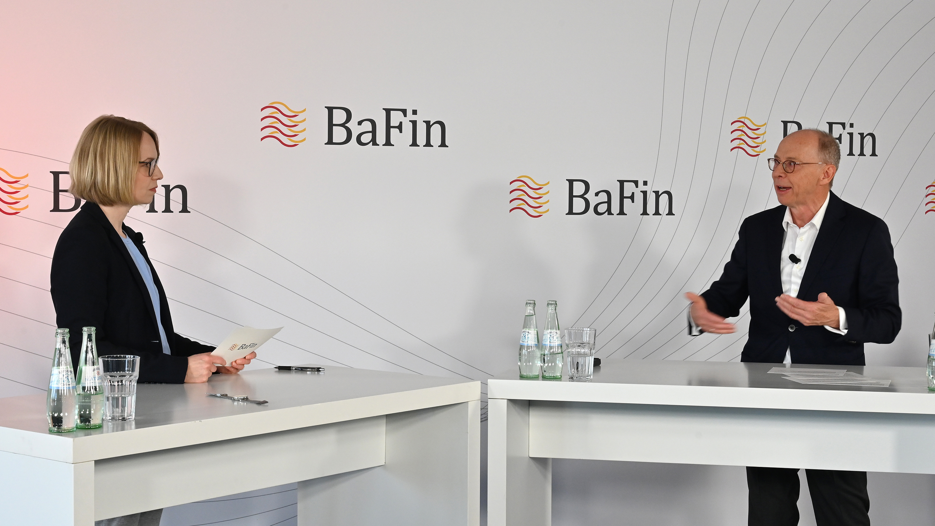 Moderatorin Ira Kosche-Steinbrecher, Referatsleiterin in der IT-Aufsicht, im Gespräch mit Dr. Frank Grund, Exekutivdirektor Versicherungs- und Pensionsfondsaufsicht