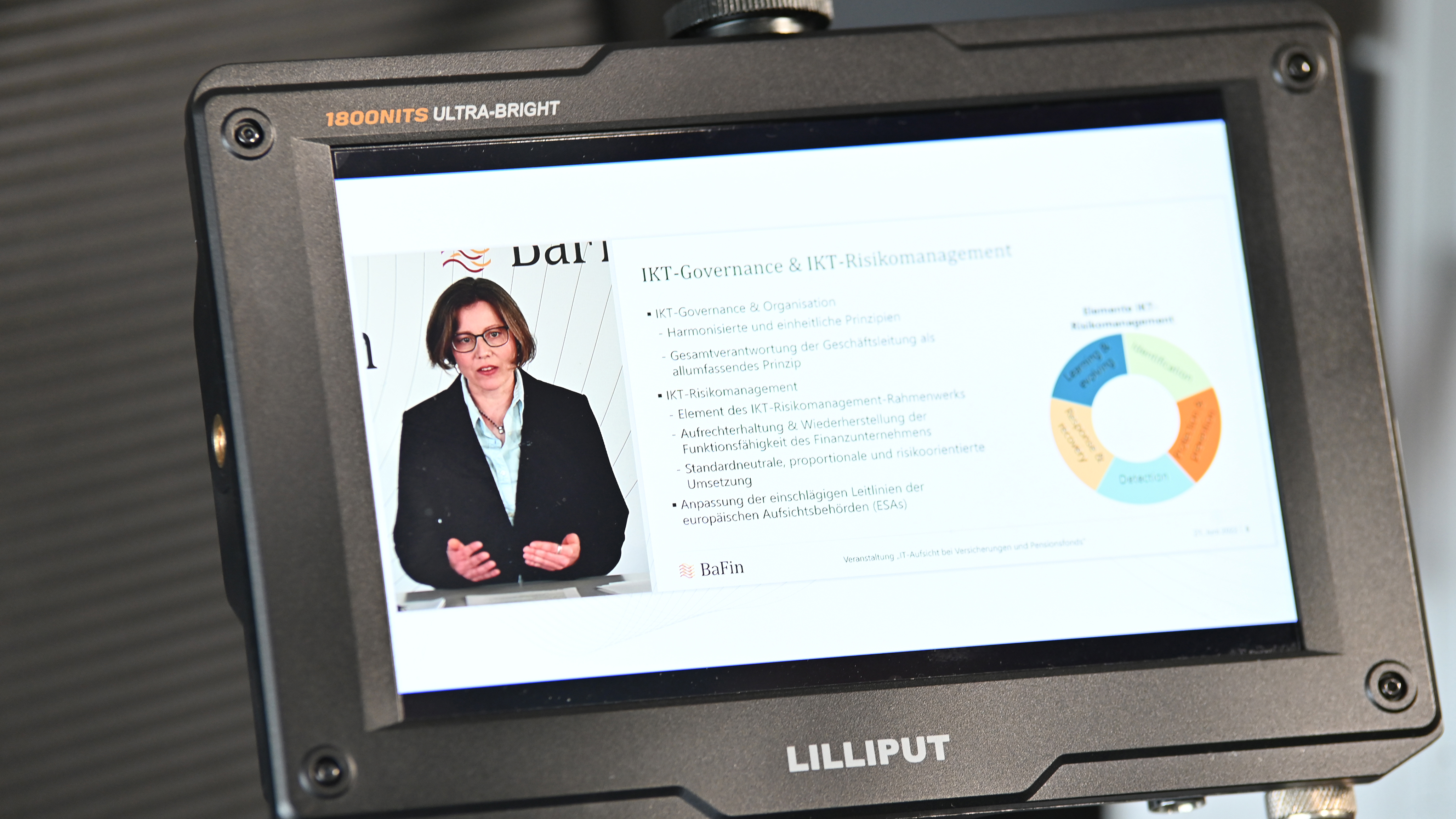 Das Bild zeigt eine Aufnahme von Silke Brüggemann, Referentin in der IT-Aufsicht der BaFin, bei der Veranstaltung „IT-Aufsicht für Versicherungen und Pensionsfonds“