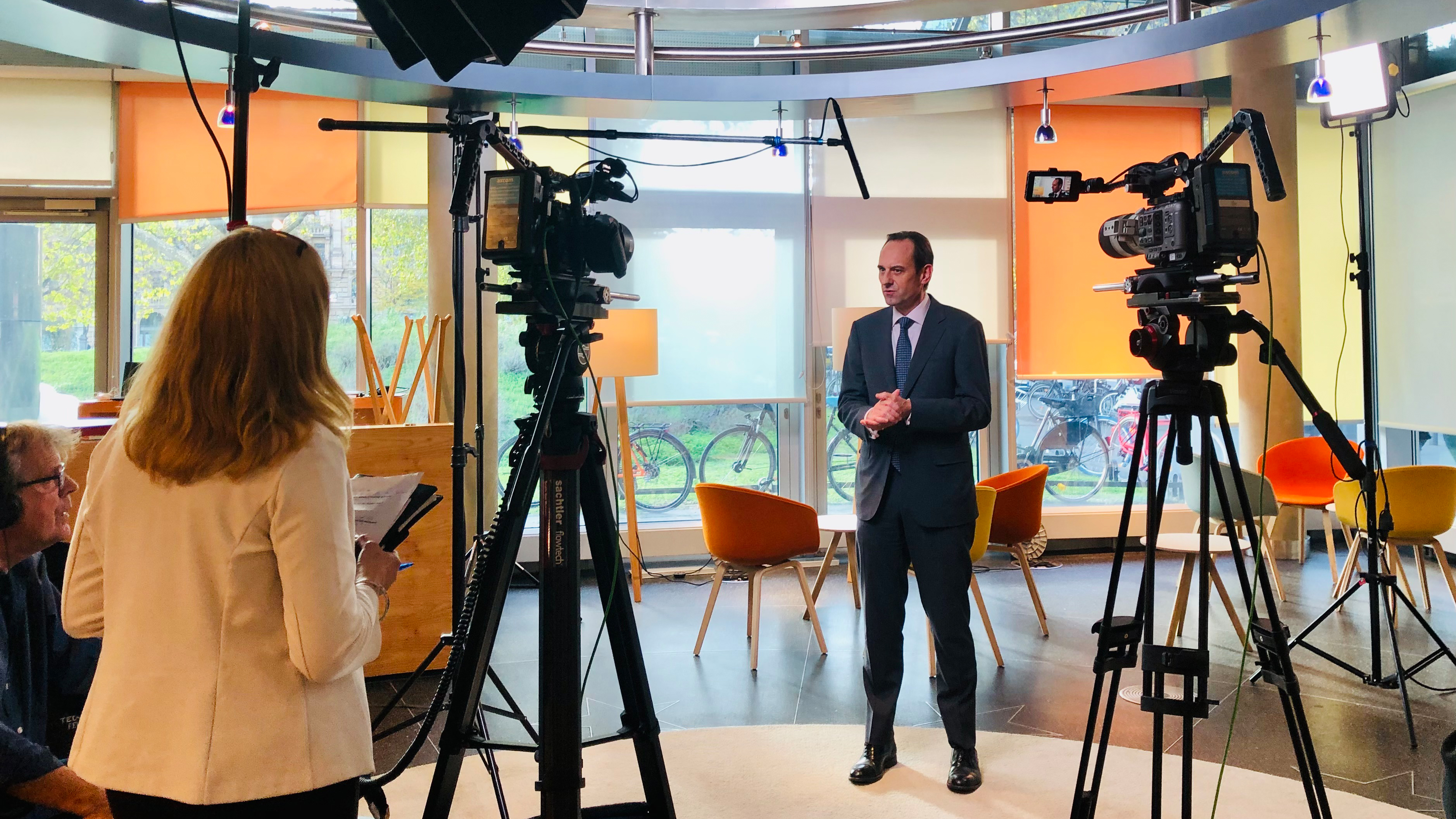 Das Foto zeigt den Präsidenten der BaFin im Interview bei der EZB